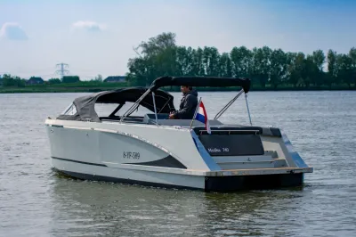 Motorboot op het water met open kuip