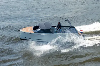 tender op open water met bestuurder