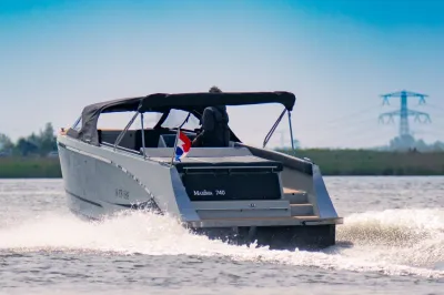 achteraanzicht van een boot op het water