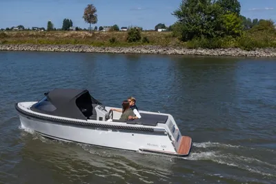 tender sloep op water met twee personen