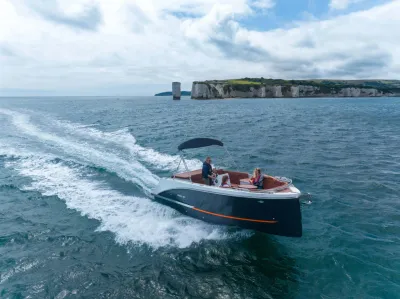 Tender op open water met mensen aan boord