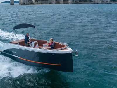 boot vaart op zee met passagiers