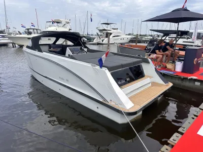 dagboot afgemeerd in jachthaven