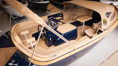 Interieur van een tendersloep in showroom