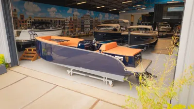 blauwe aluminium tender in showroom