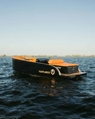 kleine tender op open water