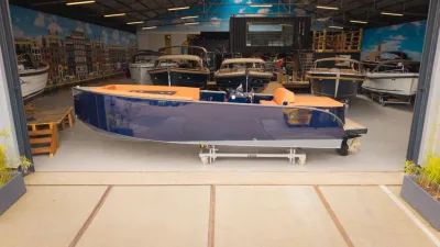 blauwe tender in showroom