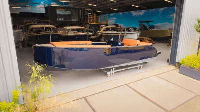 blauwe tender in showroom