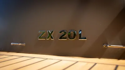 achterwand met glanzende letters