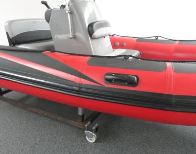 rode opblaasbare rubberboot in showroom