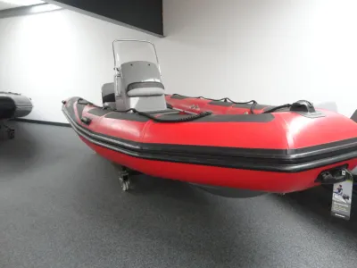 rode opblaasbare rubberboot in showroom