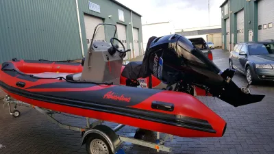 rode opblaasbare boot op trailer