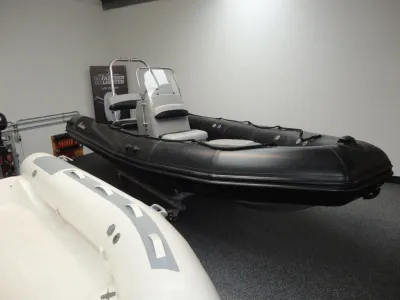 zwarte rib-boot in binnenshowroom