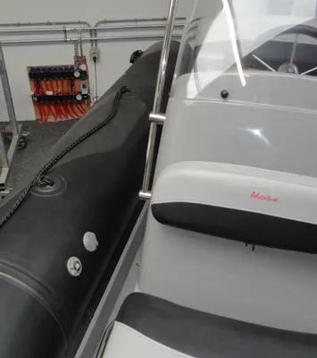 zijaanzicht van opblaasbare boot en console