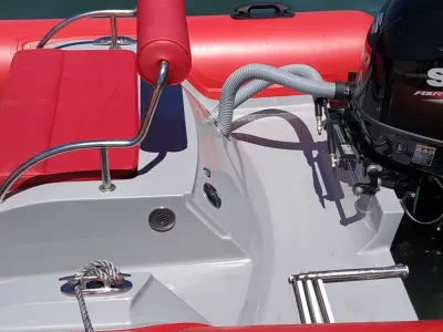 achterdek en motorruimte van rib met zitting