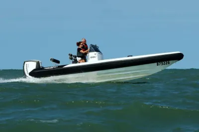 rib-snelboot op zee met twee personen