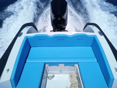 achterdek van rib met zitbank en motor