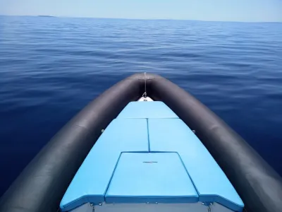 voorkant van ribboot op kalm water