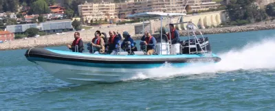 RIB met passagiers op open water