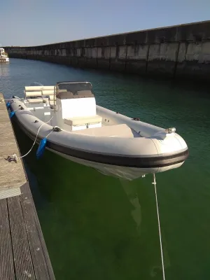 RIB-boot aangemeerd bij steiger