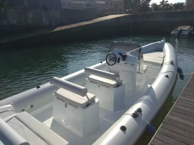 RIB-boot afgemeerd bij steiger