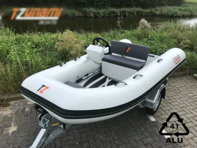 opblaasbare rib op aanhanger bij water