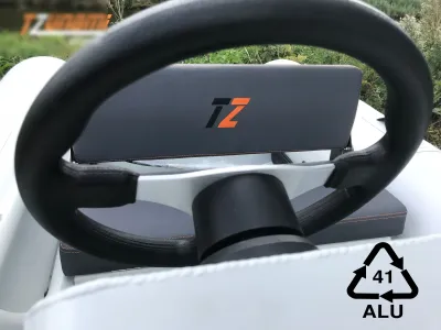 stuurwiel en zitbank van ribboot