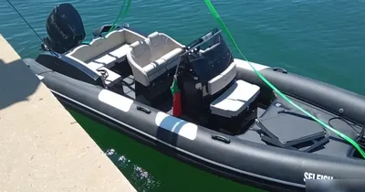 ribboot afgemeerd bij steiger