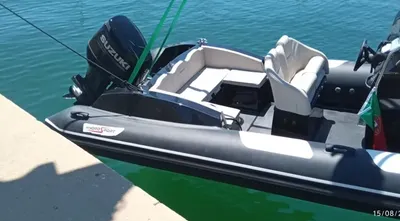 RIB-boot aangemeerd bij steiger