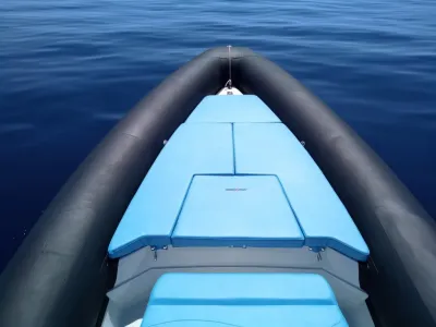 voorkant van een rib op kalm water