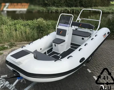 witte RIB-boot op trailer bij water