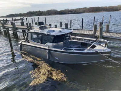 aluminium cabineboot aangemeerd bij steiger