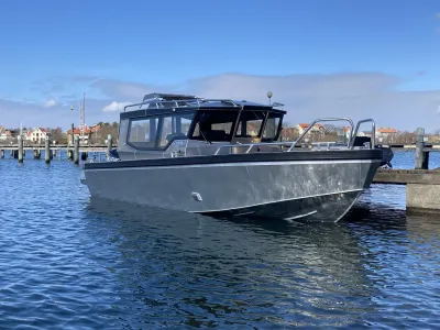 cabineboot aangemeerd bij steiger