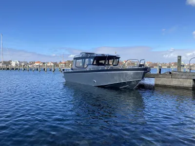 cabineboot afgemeerd bij een steiger