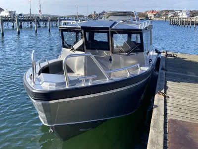 Kleine aluminium cabineboot afgemeerd in haven