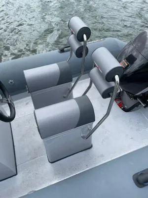 zitplaatsen en buitenboordmotor in een rib
