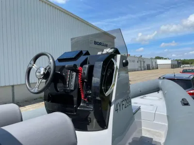 console van rib-boot met stuur en bediening