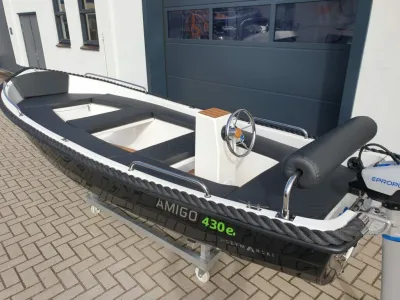 sloep op trailer bij gebouw