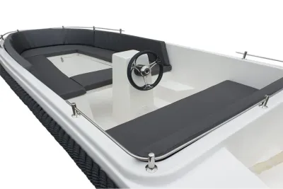 sloep interieur met rondzit en stuurconsole