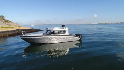 hardtopboot op rustig water bij rotsen