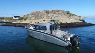 hardtopboot bij rotsachtige kust