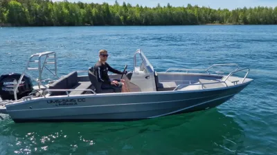aluminium open boot op water met stuurconsole