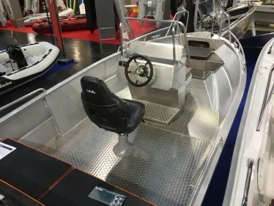 aluminium consoleboot in showruimte