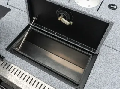 open opbergvak op bootdek