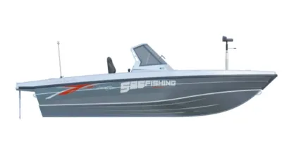 zijaanzicht van kleine vissersboot op witte achtergrond