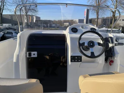 stuurconsole en zitplaatsen van een boot