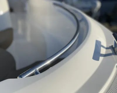 detail van boeg en reling op wit dek