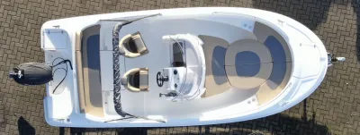 bovenaanzicht van open motorboot op trailer