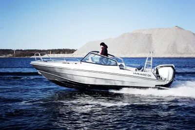 motorboot op open water met bestuurder