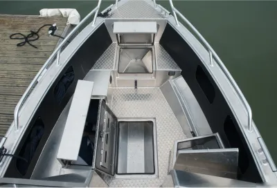 bovenaanzicht aluminium bootboeg met opbergruimtes